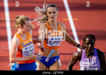 Die Niederländerin Cathelijn Peeters und die Niederländerin Lieke Klaver wurden während der Vorläufe des 4x400-m-Staffellaufs der Frauen bei den IAAF-Leichtathletik-Weltmeisterschaften 19. in Eugene, Oregon, USA, am Samstag, den 23. Juli 2022, in Aktion gezeigt. Die Worlds finden vom 15. Bis 24. Juli statt, nachdem sie 2021 aufgrund der anhaltenden Coronavirus-Pandemie verschoben wurden. BELGA FOTO JASPER JACOBS Stockfoto