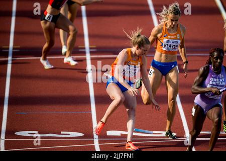 Die Niederländerin Cathelijn Peeters und die Niederländerin Lieke Klaver wurden während der Vorläufe des 4x400-m-Staffellaufs der Frauen bei den IAAF-Leichtathletik-Weltmeisterschaften 19. in Eugene, Oregon, USA, am Samstag, den 23. Juli 2022, in Aktion gezeigt. Die Worlds finden vom 15. Bis 24. Juli statt, nachdem sie 2021 aufgrund der anhaltenden Coronavirus-Pandemie verschoben wurden. BELGA FOTO JASPER JACOBS Stockfoto