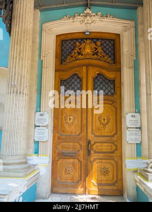 Geschnitzte Holztüren des alten Palastes Stockfoto