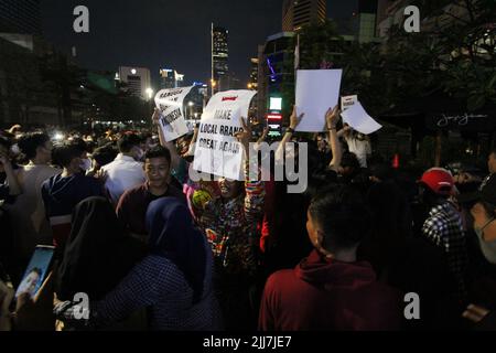 23. Juli 2022, Jakarta, Jakarta Capital Special Region, Indonesien: Eine Gruppe von Teenagern aus der Pufferzone der Hauptstadt entlang der elektrischen Eisenbahnstrecke (Bogor, Depok und Citayam) traf sich mit exzentrischen Modestilen im Sudirman-Gebiet im Zentrum von Jakarta, Indonesien. Das Phänomen der Citayam Fashion Week in der Region hat sich mittlerweile zu einem Trend entwickelt und hat das Zebra Cross zu einem spontanen Laufsteg für Modewettbewerbe gemacht. Der Gouverneur der Sonderhauptstadtregion von Jakarta, Anies Baswedan, sagte, dass seine Partei noch nie eine Verordnung erlassen habe, die ein Verbot solcher Aktivitäten enthalte. (Bild: © Stockfoto