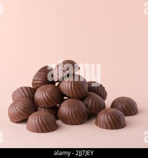 Haufen Schokolade Süßigkeiten oder Süßigkeiten, auf hellerem Hintergrund, Nahaufnahme Stockfoto