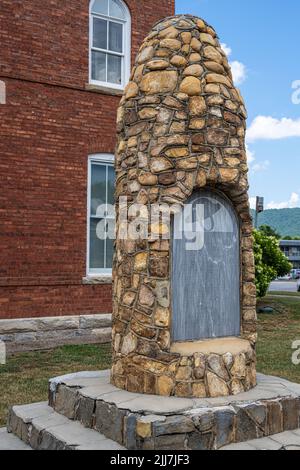 1930 Gedenkstätte aus gestapeltem Stein mit Graniteinlagen mit der Aufschrift „Union County Honor Roll World war“ mit den Namen von acht Veteranen in Blairsville, GA. Stockfoto