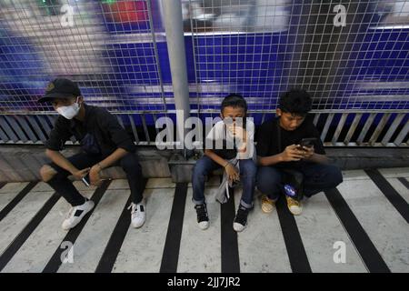 23. Juli 2022, Jakarta, Jakarta Capital Special Region, Indonesien: Eine Gruppe von Teenagern aus der Pufferzone der Hauptstadt entlang der elektrischen Eisenbahnstrecke (Bogor, Depok und Citayam) traf sich mit exzentrischen Modestilen im Sudirman-Gebiet im Zentrum von Jakarta, Indonesien. Das Phänomen der Citayam Fashion Week in der Region hat sich mittlerweile zu einem Trend entwickelt und hat das Zebra Cross zu einem spontanen Laufsteg für Modewettbewerbe gemacht. Der Gouverneur der Sonderhauptstadtregion von Jakarta, Anies Baswedan, sagte, dass seine Partei noch nie eine Verordnung erlassen habe, die ein Verbot solcher Aktivitäten enthalte. (Bild: © Stockfoto