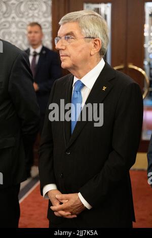 Der Präsident des Internationalen Olympischen Komitees, Thomas Bach, stand. Die Eröffnung des polnischen Klubs des Olympischen Komitees unter Beteiligung des polnischen Präsidenten Andrzej Duda und des Präsidenten des Internationalen Olympischen Komitees Thomas Bach. Kredit: SOPA Images Limited/Alamy Live Nachrichten Stockfoto