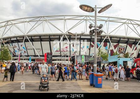 London, Großbritannien. 23.. Juli 2022. Londoner strömten zu einem Sommerfest in den Queen Elizabeth Olympic Park in Stratford. Der zehnte Jahrestag der Londoner Spiele wurde durch das Great Get Together Festival geprägt, das im Queen Elizabeth Olympic Park in Stratford zu einem Sommerfestival stattfand. Der Park wird den ganzen Sommer über von Sonntag, 24. Juli bis Montag, 8. August, ein Festivalgelände beherbergen, das eine Mischung aus Bildschirm- und Bühnenunterhaltung im Norden des Parks bietet. (Foto von David Mbiyu/SOPA Images/Sipa USA) Quelle: SIPA USA/Alamy Live News Stockfoto