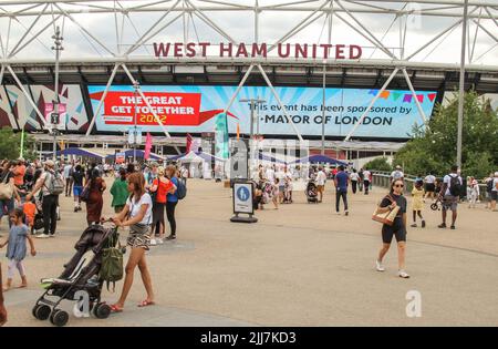 London, Großbritannien. 23.. Juli 2022. Londoner strömten zu einem Sommerfest in den Queen Elizabeth Olympic Park in Stratford. Der zehnte Jahrestag der Londoner Spiele wurde durch das Great Get Together Festival geprägt, das im Queen Elizabeth Olympic Park in Stratford zu einem Sommerfestival stattfand. Der Park wird den ganzen Sommer über von Sonntag, 24. Juli bis Montag, 8. August, ein Festivalgelände beherbergen, das eine Mischung aus Bildschirm- und Bühnenunterhaltung im Norden des Parks bietet. (Foto von David Mbiyu/SOPA Images/Sipa USA) Quelle: SIPA USA/Alamy Live News Stockfoto