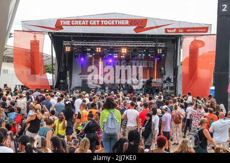 London, Großbritannien. 23.. Juli 2022. Während des Great Get Together Festivals sehen sich die Zuschauer die Aufführungen auf der Hauptbühne an. Der zehnte Jahrestag der Londoner Spiele wurde durch das Great Get Together Festival geprägt, das im Queen Elizabeth Olympic Park in Stratford zu einem Sommerfestival stattfand. Der Park wird den ganzen Sommer über von Sonntag, 24. Juli bis Montag, 8. August, ein Festivalgelände beherbergen, das eine Mischung aus Bildschirm- und Bühnenunterhaltung im Norden des Parks bietet. Kredit: SOPA Images Limited/Alamy Live Nachrichten Stockfoto