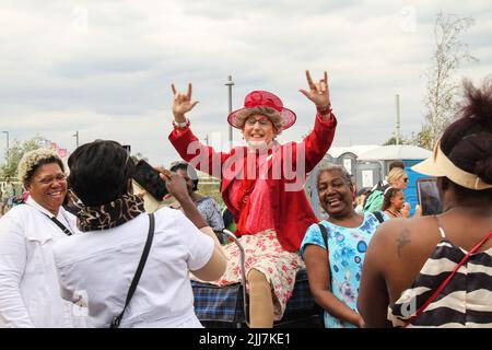 London, Großbritannien. 23.. Juli 2022. Entertainer mischen sich unter die Menschenmassen Lock Busking Gegend der Queen Elizabeth. Der zehnte Jahrestag der Londoner Spiele wurde durch das Great Get Together Festival geprägt, das im Queen Elizabeth Olympic Park in Stratford zu einem Sommerfestival stattfand. Der Park wird den ganzen Sommer über von Sonntag, 24. Juli bis Montag, 8. August, ein Festivalgelände beherbergen, das eine Mischung aus Bildschirm- und Bühnenunterhaltung im Norden des Parks bietet. Kredit: SOPA Images Limited/Alamy Live Nachrichten Stockfoto