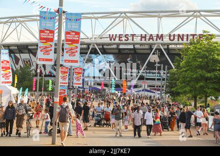 London, Großbritannien. 23.. Juli 2022. Londoners strömten zum Queen Elizabeth Olympic Park in Stratford zum Great Get Together, einem Sommerfestival. Der zehnte Jahrestag der Londoner Spiele wurde durch das Great Get Together Festival geprägt, das im Queen Elizabeth Olympic Park in Stratford zu einem Sommerfestival stattfand. Der Park wird den ganzen Sommer über von Sonntag, 24. Juli bis Montag, 8. August, ein Festivalgelände beherbergen, das eine Mischung aus Bildschirm- und Bühnenunterhaltung im Norden des Parks bietet. Kredit: SOPA Images Limited/Alamy Live Nachrichten Stockfoto