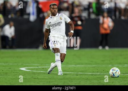 23. Juli 2022: Real Madrid CF-Stürmer Rodrygo Silva (21) übergibt den Ball während der Soccer Champions Tour 22 mit Real Madrid CF gegen FC Barcelona im Allegiant Stadium in Las Vegas, NV. Der FC Barcelona führt Real Madrid CF in der Halbzeit von 1 bis 0 an. Christopher Trim/CSM. Stockfoto