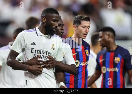 23. Juli 2022: Real Madrid Mittelfeldspieler Antonio Rudiger (22) wird von einem Teamkollegen während der Soccer Champions Tour 22 mit Real Madrid CF gegen FC Barcelona im Allegiant Stadium in Las Vegas, NV, zurückgehalten. Der FC Barcelona führt Real Madrid CF in der Halbzeit von 1 bis 0 an. Christopher Trim/CSM. Stockfoto