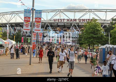 London, Großbritannien. 23.. Juli 2022. Londoner strömten zu einem Sommerfest in den Queen Elizabeth Olympic Park in Stratford. Der zehnte Jahrestag der Londoner Spiele wurde durch das Great Get Together Festival geprägt, das im Queen Elizabeth Olympic Park in Stratford zu einem Sommerfestival stattfand. Der Park wird den ganzen Sommer über von Sonntag, 24. Juli bis Montag, 8. August, ein Festivalgelände beherbergen, das eine Mischung aus Bildschirm- und Bühnenunterhaltung im Norden des Parks bietet. (Foto von David Mbiyu/SOPA Images/Sipa USA) Quelle: SIPA USA/Alamy Live News Stockfoto