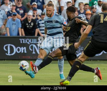 Kansas City, Kansas, USA. 23.. Juli 2022. Der LAFC-Mittelfeldspieler Kellyn Acosta #23 (r) behindert die Offensive des Sporting KC-Stürters Johnny Russell #7 (l) in der ersten Spielhälfte. (Bild: © Serena S.Y. Hsu/ZUMA-Pressdraht) Stockfoto