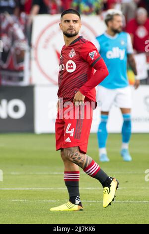 Toronto, Ontario, Kanada. 23.. Juli 2022. Lorenzo Insigne (24) im Einsatz während des MLS-Spiels zwischen dem FC Toronto und dem FC Charlotte auf dem BMO-Feld in Toronto. Das Spiel endete 4-0 für den FC Toronto. (Bild: © Angel Marchini/ZUMA Press Wire) Bild: ZUMA Press, Inc./Alamy Live News Stockfoto