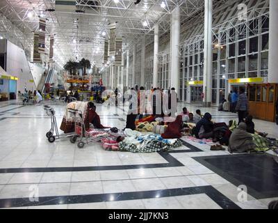 Menschen auf dem Flughafen von Addis Abeba, Äthiopien Stockfoto