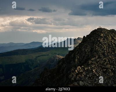 Blick vom felsigen Berg Chopok in der Niederen Tatra in der Slowakei im Sommer 2022 Stockfoto