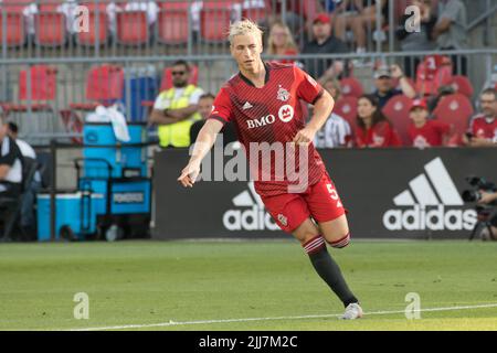 Toronto, Ontario, Kanada. 23.. Juli 2022. Lukas MacNaughton (5) in Aktion während des MLS-Spiels zwischen dem FC Toronto und dem FC Charlotte auf dem BMO Field in Toronto. Das Spiel endete 4-0 für den FC Toronto. (Bild: © Angel Marchini/ZUMA Press Wire) Bild: ZUMA Press, Inc./Alamy Live News Stockfoto