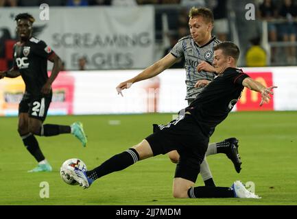 WASHINGTON, DC, USA - 23. JULI 2022: DC United Mittelfeldspieler Chris Durkin (8) setzt sich während eines MLS-Spiels zwischen D.C United und C.F. gegen CF Montréal-Verteidiger Alistair Johnston (22) durch Montreal, am 23. Juli 2022, bei Audi Field, in Washington, DC. (Foto von Tony Quinn-Alamy Live News) Stockfoto