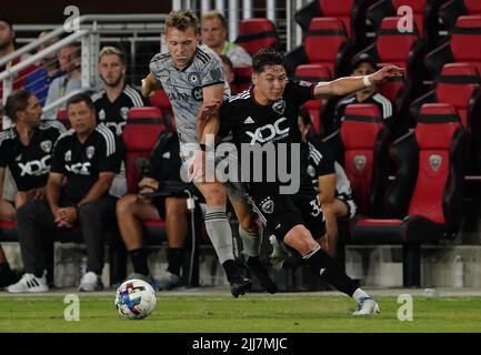 WASHINGTON, DC, USA - 23. JULI 2022: CF Montréal-Verteidiger Alistair Johnston (22) und D.C. United-Mittelfeldspieler Theodore Ku-DiPietro (35) treffen sich während eines MLS-Spiels zwischen D.C United und C.F. Montreal, am 23. Juli 2022, bei Audi Field, in Washington, DC. (Foto von Tony Quinn-Alamy Live News) Stockfoto