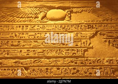 Hieroglyphen und pharaonische Symbole, die an den Wänden des Kom Ombo-Tempels in Assuan, Ägypten, geschnitzt wurden Stockfoto