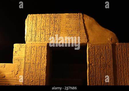 Hieroglyphen und pharaonische Symbole, die an den Wänden des Kom Ombo-Tempels in Assuan, Ägypten, geschnitzt wurden Stockfoto