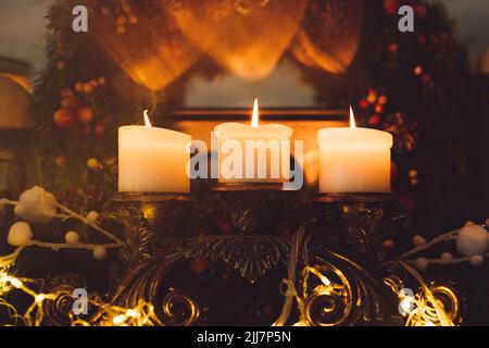 Das Attribut „weihnachtsabend“ bekränzt Gemütlichkeit zu Hause Stockfoto