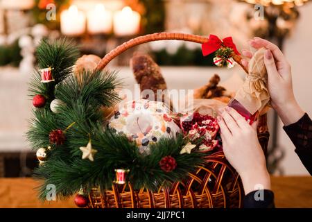 Weihnachtsartikel Korb Urlaub Essen Stockfoto