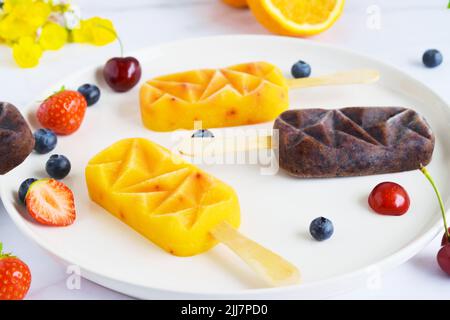 Hausgemachtes Eis mit Beeren, Orange, Sommerfutter Draufsicht. Stockfoto