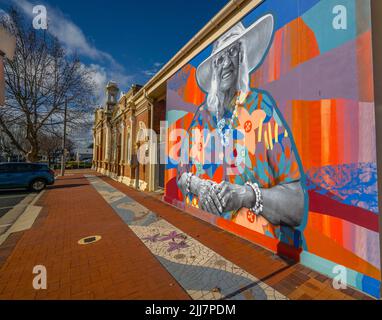 Frau Elizabeth Connors ist das Thema des Gesichts von Inverell von Claire Foxton an der Wand in der Evans Straße beim alten Rathaus Stockfoto