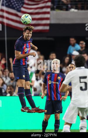 Las Vegas, NV, USA. 23.. Juli 2022. Der FC Barcelona Mittelfeldspieler Nico Gonzalez (14) steht während der Soccer Champions Tour 22 mit Real Madrid CF gegen FC Barcelona im Allegiant Stadium in Las Vegas, NV, an der Spitze des Balls. FC Barcelona besiegte Real Madrid CF 1 zu 0. Christopher Trim/CSM/Alamy Live News Stockfoto