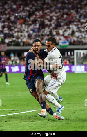 Las Vegas, NV, USA. 23.. Juli 2022. Real Madrid Stürmer Lucas Vazquez (17) schnappt sich den FC Barcelona Stürmer Memphis Depay (9) während der Soccer Champions Tour 22 mit Real Madrid CF gegen FC Barcelona im Allegiant Stadium in Las Vegas, NV. FC Barcelona besiegte Real Madrid CF 1 zu 0. Christopher Trim/CSM/Alamy Live News Stockfoto