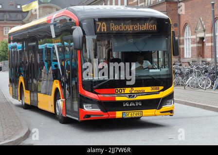 Kopenhagen, Dänemark - 14. Juni 2022: Vorderansicht eines Stadtbusses, der auf der Linie 7A vor dem Hauptbahnhof in Betrieb ist. Stockfoto