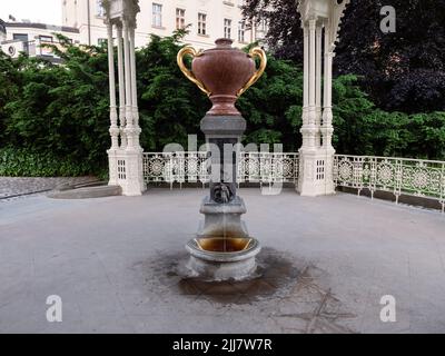 Schlangenquelle Mineralbrunnen oder Nr. 15 Hadi Pramen in Karlovy Vary, Tschechische Republik, eine heiße Quelle in der Park Colonnade oder Sadova Kolonada Stockfoto