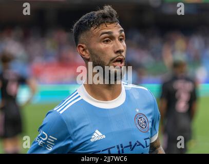 New York, NY - 23. Juli 2022: Valentin Castellanos (11) von NYCFC greift während des regulären Spiels der MLS gegen Inter Miami im Yankee-Stadion an Stockfoto