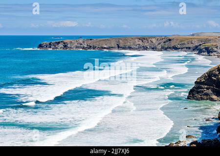 Blick vom Pfad der Südwestküste (SWC) in der Nähe von Trenance Point und Mawgan Porth, Cornwall, England. Stockfoto