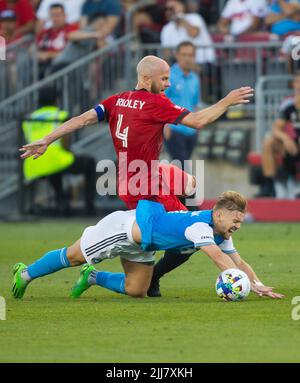 Toronto, Kanada. 23.. Juli 2022. Michael Bradley (Spitze) des FC Toronto steht am 23. Juli 2022 mit Kamil Jozwiak vom FC Charlotte während des Spiels der Major League Soccer (MLS) 2022 auf dem BMO-Feld in Toronto, Kanada, auf dem Spiel. Quelle: Zou Zheng/Xinhua/Alamy Live News Stockfoto