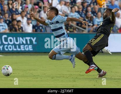 Kansas City, Kansas, USA. 23.. Juli 2022. Der LAFC-Mittelfeldspieler Kellyn Acosta #23 (r) räumt dem Sporting KC-Mittelfeldspieler Feliele Hernandez #21 (l) in der ersten Spielhälfte ein Foul ein. (Bild: © Serena S.Y. Hsu/ZUMA-Pressdraht) Stockfoto