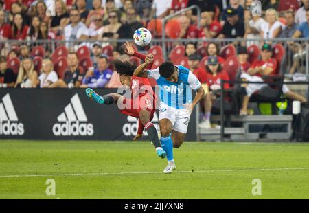 Toronto, Kanada. 23.. Juli 2022. Jayden Nelson (L) vom FC Toronto steht am 23. Juli 2022 mit Jaylin Lindsey vom FC Charlotte während des Spiels der Major League Soccer (MLS) 2022 auf dem BMO-Feld in Toronto, Kanada, auf dem Spiel. Quelle: Zou Zheng/Xinhua/Alamy Live News Stockfoto