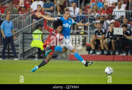 Toronto, Kanada. 23.. Juli 2022. Jayden Nelson (L) vom FC Toronto steht am 23. Juli 2022 mit Christian Fuchs vom FC Charlotte während des Spiels der Major League Soccer(MLS) 2022 auf dem BMO Field in Toronto, Kanada, auf dem Spiel. Quelle: Zou Zheng/Xinhua/Alamy Live News Stockfoto