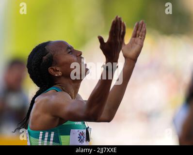 Eugene, USA. 23.. Juli 2022. Die Äthiopierin Gudaf Tsegay feiert den Sieg im Finale der Frauen 5000m bei den Leichtathletik-Weltmeisterschaften Oregon22 in Eugene, Oregon, USA, 23. Juli 2022. Quelle: Wang Ying/Xinhua/Alamy Live News Stockfoto