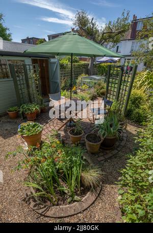 Wimbledon, London, Großbritannien. 23. Juli 2022. Gartentisch und Sonnenschirm mit Sitzgelegenheiten während der Sommerhitze in London, Juli 2022 Stockfoto