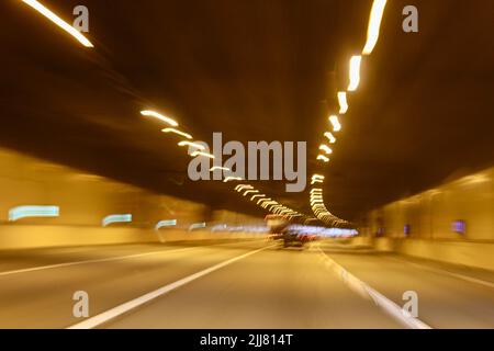 hatfield Tunnel auf der Autobahn A1 M mit verschwommenen Autos und Lichter england Großbritannien Stockfoto