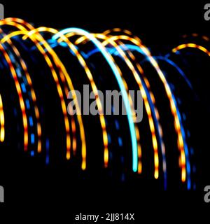 Farbenfrohe Lichtspuren mit Bewegungseffekt. Abstrakter Hintergrund. Stockfoto