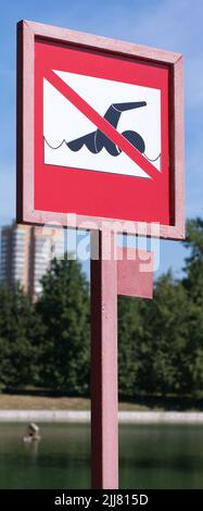 Verbots-Schild an sonnigen Sommertag schwimmen Stockfoto