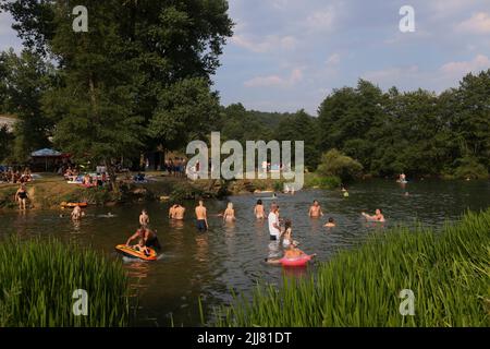 Ljubljana, Slowenien. 23.. Juli 2022. Die Menschen genießen sich am Fluss Krka in Emberk, Slowenien, 23. Juli 2022. Quelle: Zeljko Stevan/Xinhua/Alamy Live News Stockfoto