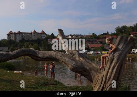 Ljubljana, Slowenien. 23.. Juli 2022. Die Menschen genießen sich am Fluss Krka in Emberk, Slowenien, 23. Juli 2022. Quelle: Zeljko Stevan/Xinhua/Alamy Live News Stockfoto