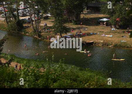 Ljubljana, Slowenien. 23.. Juli 2022. Die Menschen genießen sich am Fluss Krka in Emberk, Slowenien, 23. Juli 2022. Quelle: Zeljko Stevan/Xinhua/Alamy Live News Stockfoto