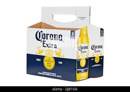 Ukraine, Kiew - Juli 12. 2022: Leeres Papppaket Corona Extra Beer, Seitenansicht vorne. Corona ist das beliebteste importierte Bier in der Vereinigten Sta Stockfoto