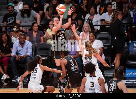 New York, USA. 23.. Juli 2022. Sabrina Ionescu (oben) von New York Liberty dreht während eines WNBA 2022-Spiels in der regulären Saison zwischen New York Liberty und Chicago Sky in New York, USA, am 23. Juli 2022. Quelle: Michael Nagle/Xinhua/Alamy Live News Stockfoto