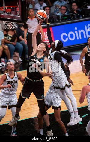 New York, USA. 23.. Juli 2022. Han Xu (Top L) von New York Liberty geht während eines regulären WNBA 2022-Saisonmatches zwischen New York Liberty und Chicago Sky in New York, USA, am 23. Juli 2022 in den Korb. Quelle: Michael Nagle/Xinhua/Alamy Live News Stockfoto